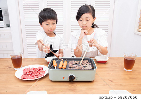 家で焼肉を食べる子供 68207060