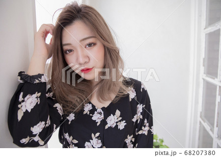 ゆるふわミディアムヘアー 日本人 ヘアスタイル 美容 美容室 ファッションの写真素材