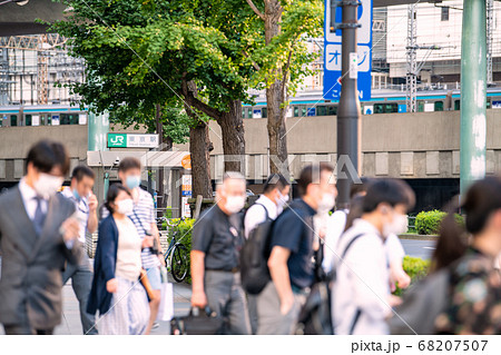 日本の東京都市景観 東京駅前・マスク姿(右側に赤レンガ駅舎)=8月5日 日本の東京都市景観 東京駅前・マスク姿(右側に赤レンガ駅舎)=8月5日 68207507