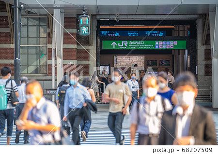 日本の東京都市景観 東京駅・マスク姿=8月5日 日本の東京都市景観 東京駅・マスク姿=8月5日 68207509