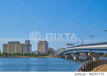 島根県松江市の宍道湖大橋南詰の遊歩道から北詰方面を見るの写真素材 68207755 Pixta