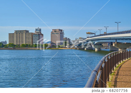 島根県松江市の宍道湖大橋南詰の遊歩道から北詰方面を見る 島根県松江市の宍道湖大橋南詰の遊歩道から北詰方面を見る 68207756