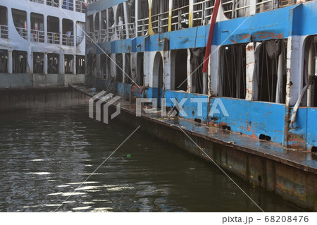 バングラデシュの首都のダッカ　ショドルガットに停留中の長距離船　レトロな船体と客室 68208476