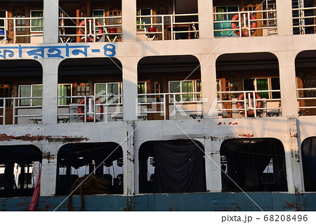 バングラデシュの首都のダッカ　ショドルガットに停留中の長距離船　レトロな船体と客室 68208496