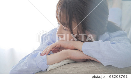 ソファで眠るパジャマの女性 68208761