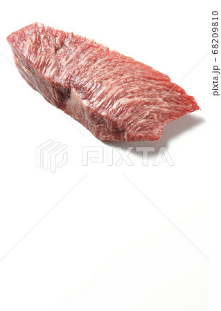 焼く前のステーキ用生肉を白背景で撮影 68209810