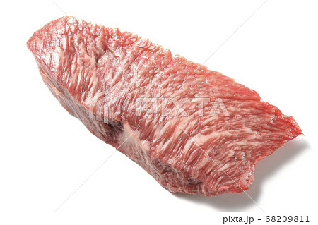 焼く前のステーキ用生肉を白背景で撮影 焼く前のステーキ用生肉を白背景で撮影 68209811