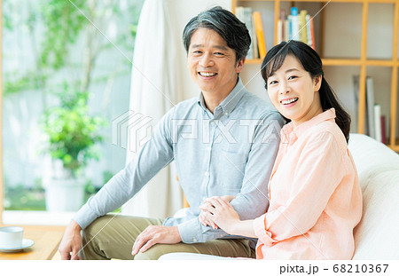 リビングでくつろぐミドルの夫婦 リビングでくつろぐミドルの夫婦 68210367