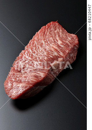 焼く前のステーキ用生肉を黒背景で撮影 焼く前のステーキ用生肉を黒背景で撮影 68210447