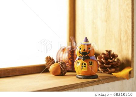 窓辺のハロウィンイメージ 窓辺のハロウィンイメージ 68210510