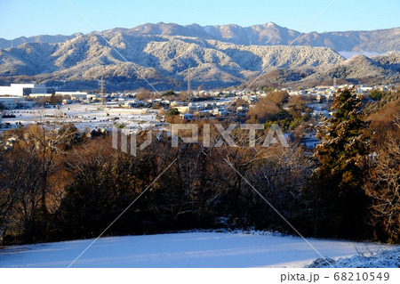 公園広場と北丹沢主峰の雪景　【相模原市津久井　2月】 68210549