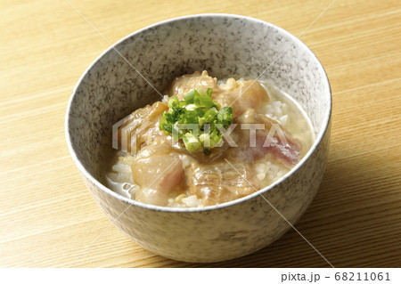 胡麻味噌ダレに漬け込んだ真鯛入りのお茶漬け 68211061