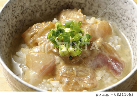 胡麻味噌ダレに漬け込んだ真鯛入りのお茶漬け 68211063