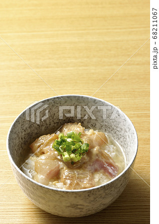 胡麻味噌ダレに漬け込んだ真鯛入りのお茶漬け 胡麻味噌ダレに漬け込んだ真鯛入りのお茶漬け 68211067