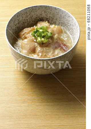 胡麻味噌ダレに漬け込んだ真鯛入りのお茶漬け 68211068