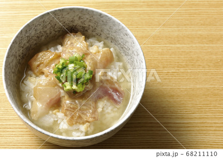 胡麻味噌ダレに漬け込んだ真鯛入りのお茶漬け（俯瞰） 68211110