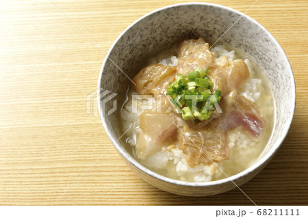 胡麻味噌ダレに漬け込んだ真鯛入りのお茶漬け(俯瞰) 胡麻味噌ダレに漬け込んだ真鯛入りのお茶漬け(俯瞰) 68211111