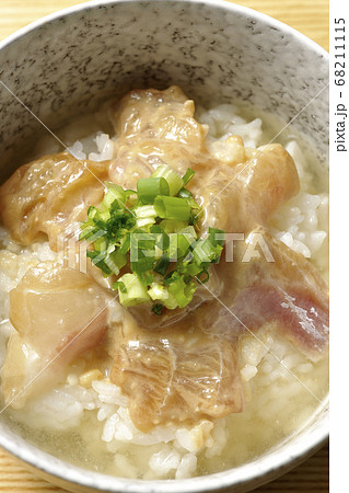 胡麻味噌ダレに漬け込んだ真鯛入りのお茶漬け（俯瞰） 68211115