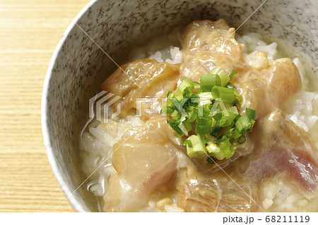 胡麻味噌ダレに漬け込んだ真鯛入りのお茶漬け（俯瞰） 68211119