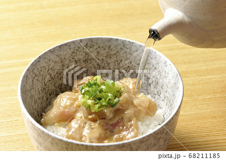 鯛茶漬け、胡麻味噌ダレに漬け込んだ真鯛をのせたご飯に出汁を注ぐ 68211185