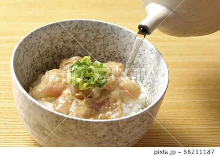 鯛茶漬け、胡麻味噌ダレに漬け込んだ真鯛をのせたご飯に出汁を注ぐ 鯛茶漬け、胡麻味噌ダレに漬け込んだ真鯛をのせたご飯に出汁を注ぐ 68211187