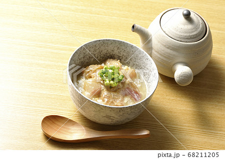 胡麻味噌ダレに漬けた真鯛のお茶漬けと木製スプーンと急須 胡麻味噌ダレに漬けた真鯛のお茶漬けと木製スプーンと急須 68211205