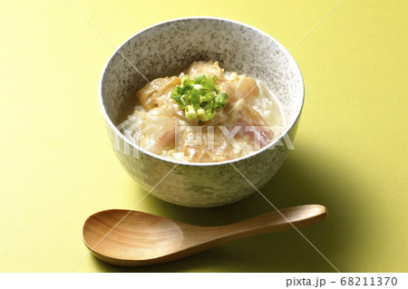 胡麻味噌ダレに漬け込んだ真鯛入りのお茶漬けと木製スプーン 68211370