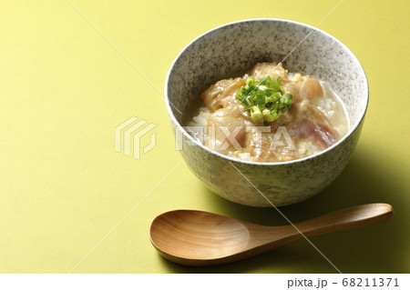 胡麻味噌ダレに漬け込んだ真鯛入りのお茶漬けと木製スプーン 胡麻味噌ダレに漬け込んだ真鯛入りのお茶漬けと木製スプーン 68211371