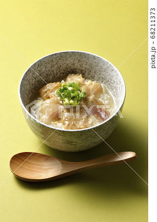 胡麻味噌ダレに漬け込んだ真鯛入りのお茶漬けと木製スプーン 胡麻味噌ダレに漬け込んだ真鯛入りのお茶漬けと木製スプーン 68211373