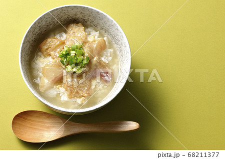 胡麻味噌ダレに漬け込んだ真鯛入りのお茶漬けと木製スプーン(俯瞰) 胡麻味噌ダレに漬け込んだ真鯛入りのお茶漬けと木製スプーン(俯瞰) 68211377