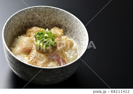 胡麻味噌ダレに漬け込んだ真鯛入りのお茶漬け(黒背景) 胡麻味噌ダレに漬け込んだ真鯛入りのお茶漬け(黒背景) 68211422