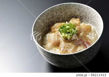 胡麻味噌ダレに漬け込んだ真鯛入りのお茶漬け（黒背景） 68211423