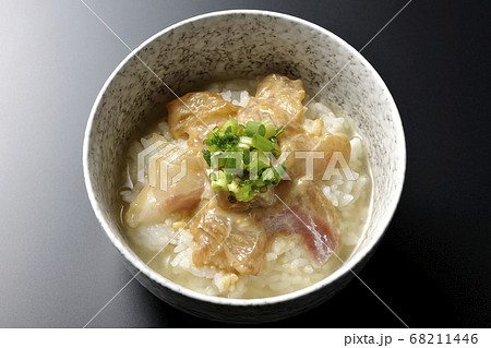 胡麻味噌ダレに漬け込んだ真鯛入りのお茶漬け(黒背景、俯瞰) 胡麻味噌ダレに漬け込んだ真鯛入りのお茶漬け(黒背景、俯瞰) 68211446