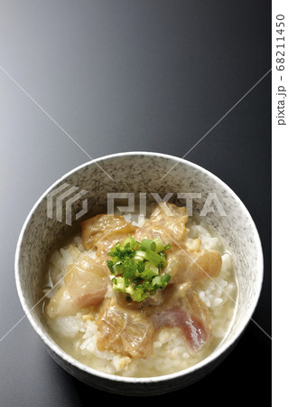 胡麻味噌ダレに漬け込んだ真鯛入りのお茶漬け(黒背景、俯瞰) 胡麻味噌ダレに漬け込んだ真鯛入りのお茶漬け(黒背景、俯瞰) 68211450