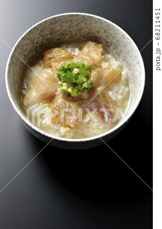 胡麻味噌ダレに漬け込んだ真鯛入りのお茶漬け(黒背景、俯瞰) 胡麻味噌ダレに漬け込んだ真鯛入りのお茶漬け(黒背景、俯瞰) 68211451