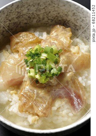 胡麻味噌ダレに漬け込んだ真鯛入りのお茶漬け（黒背景、俯瞰） 68211452