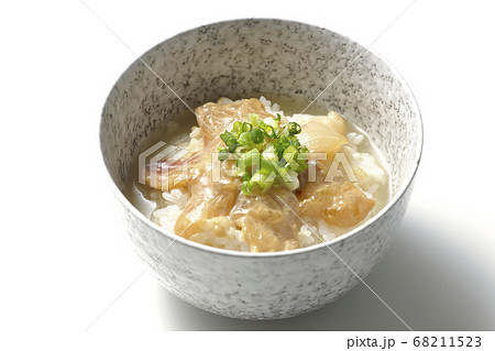 胡麻味噌ダレに漬け込んだ真鯛入りのお茶漬け（白背景） 68211523