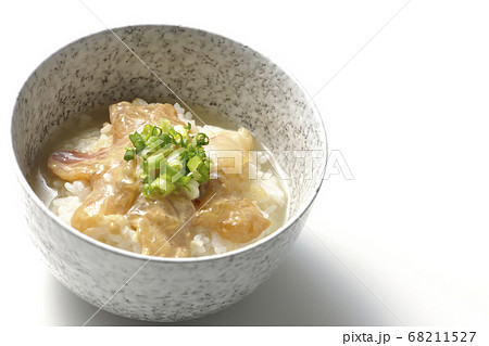胡麻味噌ダレに漬け込んだ真鯛入りのお茶漬け（白背景） 68211527