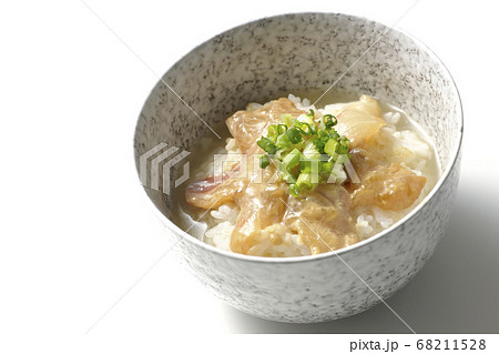 胡麻味噌ダレに漬け込んだ真鯛入りのお茶漬け（白背景） 68211528