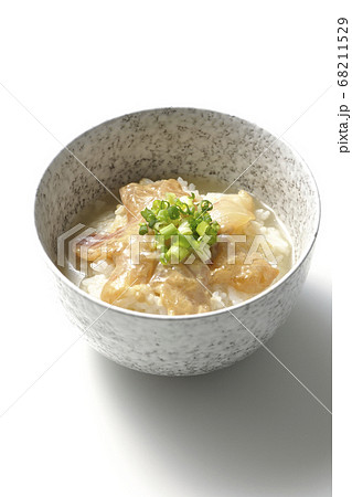 胡麻味噌ダレに漬け込んだ真鯛入りのお茶漬け(白背景) 胡麻味噌ダレに漬け込んだ真鯛入りのお茶漬け(白背景) 68211529
