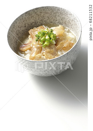 胡麻味噌ダレに漬け込んだ真鯛入りのお茶漬け(白背景) 胡麻味噌ダレに漬け込んだ真鯛入りのお茶漬け(白背景) 68211532