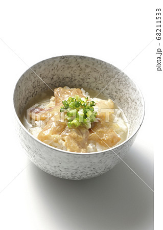 胡麻味噌ダレに漬け込んだ真鯛入りのお茶漬け(白背景) 胡麻味噌ダレに漬け込んだ真鯛入りのお茶漬け(白背景) 68211533