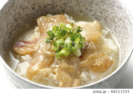 胡麻味噌ダレに漬け込んだ真鯛入りのお茶漬け(白背景) 胡麻味噌ダレに漬け込んだ真鯛入りのお茶漬け(白背景) 68211535