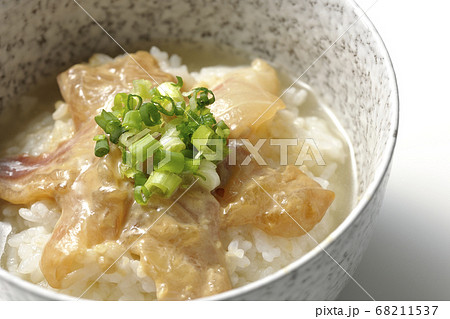 胡麻味噌ダレに漬け込んだ真鯛入りのお茶漬け(白背景) 胡麻味噌ダレに漬け込んだ真鯛入りのお茶漬け(白背景) 68211537