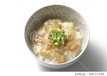 胡麻味噌ダレに漬け込んだ真鯛入りのお茶漬け(白背景、俯瞰) 胡麻味噌ダレに漬け込んだ真鯛入りのお茶漬け(白背景、俯瞰) 68211560