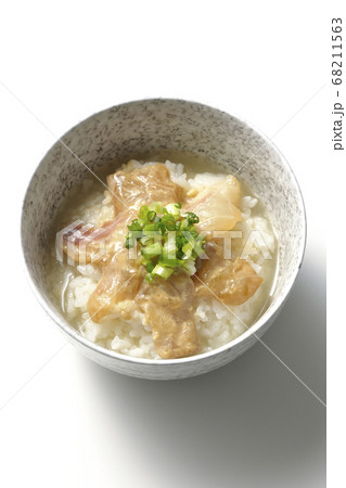 胡麻味噌ダレに漬け込んだ真鯛入りのお茶漬け（白背景、俯瞰） 68211563