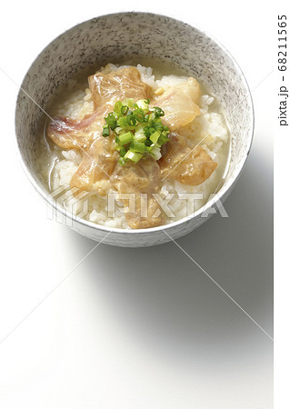 胡麻味噌ダレに漬け込んだ真鯛入りのお茶漬け（白背景、俯瞰） 68211565