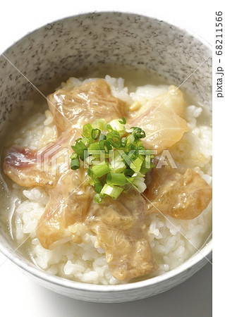 胡麻味噌ダレに漬け込んだ真鯛入りのお茶漬け（白背景、俯瞰） 68211566