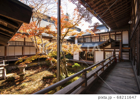紅葉が美しい秋の恵林寺 紅葉が美しい秋の恵林寺 68211647