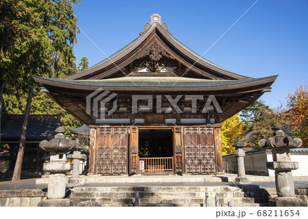 紅葉が美しい秋の恵林寺 68211654